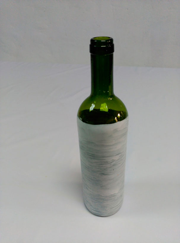botella con imprimación blanca