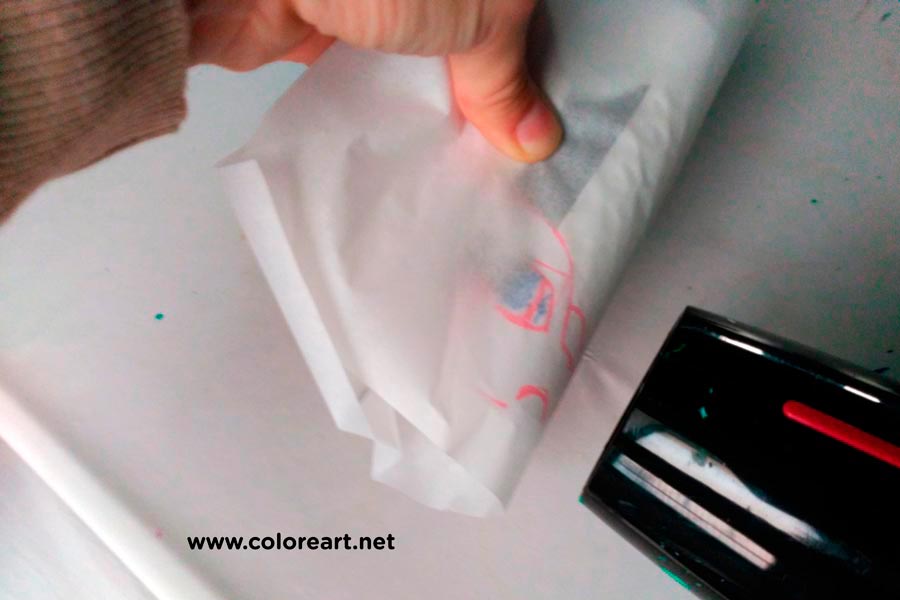 aplicacion de calor sobre la vela enrollada en papel de hornear