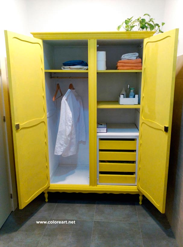 armario baño amarillo abierto