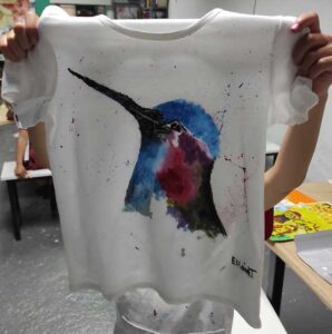Camiseta pintada con un pájaro
