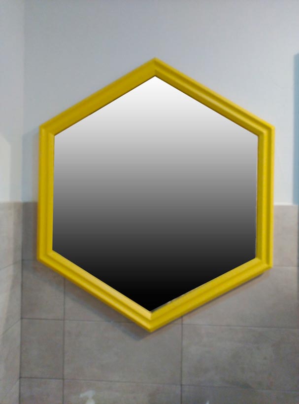 espejo amarillo hexagonal