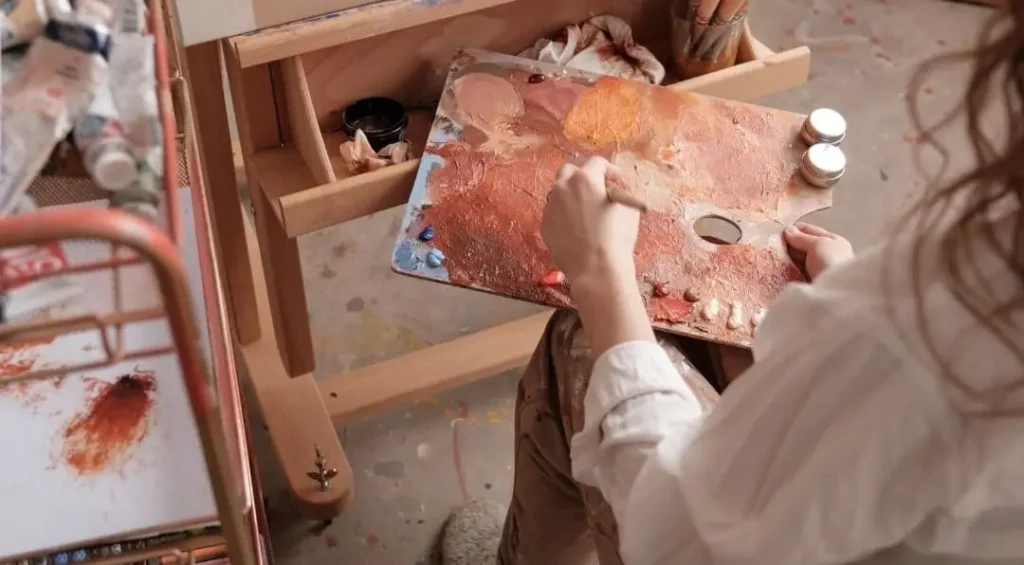 mujer pintando oleo persona pintando oleo en el post materiales de pintura para principiantes