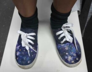 zapatillas pintadas de universo